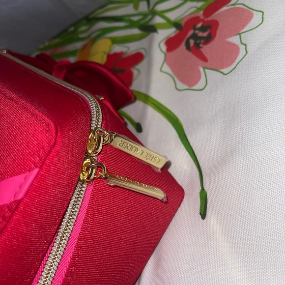 NEW Estée Lauder makeup case, NEW WITH PLASTIC COVER OVER ZIPPER TAGS - Picture 7 of 8